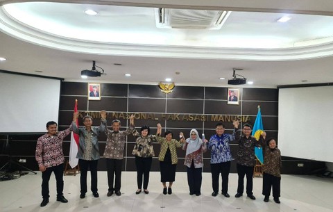 Struktur Pimpinan Komnas HAM 2022-2027, dari kiri ke kanan: Saurlin P Siagian; Prabianto mukti wibowo; Pramono Ubaid Thantowi; Atnike Sigiro; Anis Hidayah; Putu Elvina; Abdul haris semendawai; Uli Parulian Sihombing; dan Hari Kurniawan. Foto: Dok. Komnas HAM