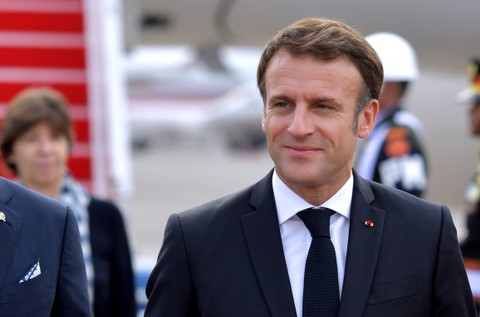 Presiden Prancis Emmanuel Macron berjalan setibanya di Bandara I Gusti Ngurah Rai, Bali, Senin (14/11/2022). Foto: Fikri Yusuf/Antara Foto