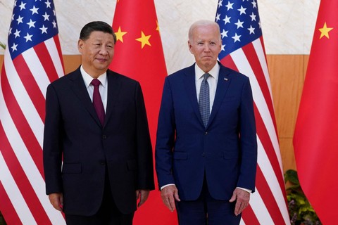 Presiden AS Joe Biden bertemu dengan Presiden China Xi Jinping di sela-sela KTT G20 di Nusa Dua, Bali.  Foto: Kevin Lamarque/REUTERS