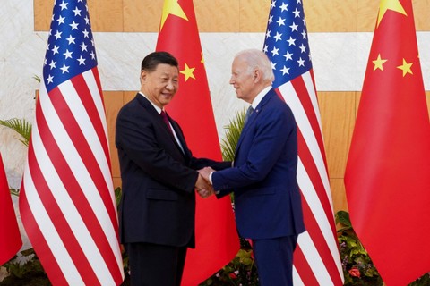 Presiden AS Joe Biden bertemu dengan Presiden China Xi Jinping di sela-sela KTT G20 di Nusa Dua, Bali.  Foto: Kevin Lamarque/REUTERS