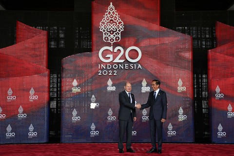 Presiden Joko Widodo (kiri) menyambut kedatangan Kanselir Jerman Olaf Scholz di lokasi KTT G20 Indonesia, Nusa Dua, Bali, Selasa (15/11/2022). Foto: Sigid Kurniawan/Antara Foto