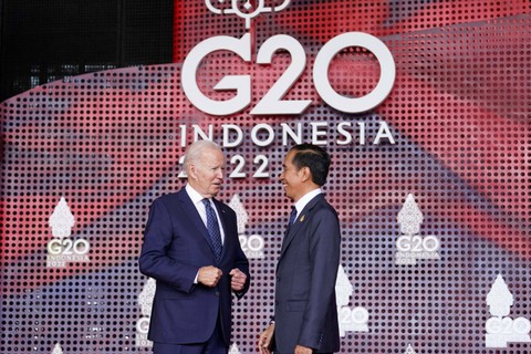 Presiden Jokowi menyambut Presiden AS Joe Biden saat tiba di KTT G20 di Nusa Dua, Bali, Indonesia, Selasa (15/11/2022). Foto: Kevin Lamarque/Reuters