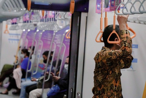 Masyarakat berada dalam rangkaian kereta MRT Bundaran HI-Lebak Bulus, Jakarta, Selasa (15/11/2022). Foto: Jamal Ramadhan/kumparan