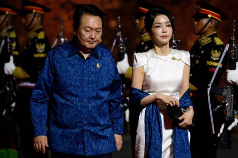 Presiden Korsel Yoon Suk-yeol dan istrinya Kim Keon-hee di Gala Dinner G20. Foto: AFP/Leon Neal