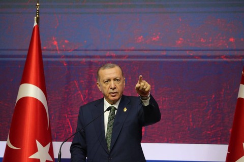 Presiden Turki, Recep Tayyip Erdogan gelar konferensi pers di Auditorium BICC, Bali, Rabu (16/11).  Foto: Aditia Noviansyah/kumparan