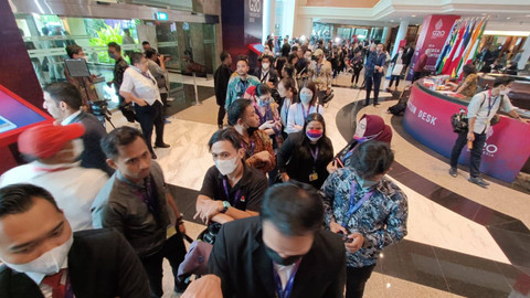 Antrean panjang wartawan di luar Auditorium BICC jelang konfresi pers presiden Joko Widodo di Bali, Rabu (16/11).  Foto: Aditia Noviansyah/kumparan