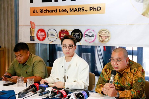 Dokter Richard Lee bersama kuasa hukum menggelar konferensi pers. Foto: Ronny