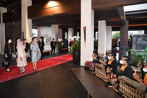 Kala Iriana Jokowi Bertemu Madam Peng dan Saling Bertukar Alat Musik Tradisional (2)