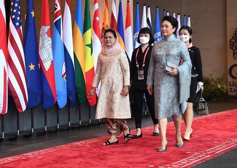 Kala Iriana Jokowi Bertemu Madam Peng dan Saling Bertukar Alat Musik Tradisional (3)