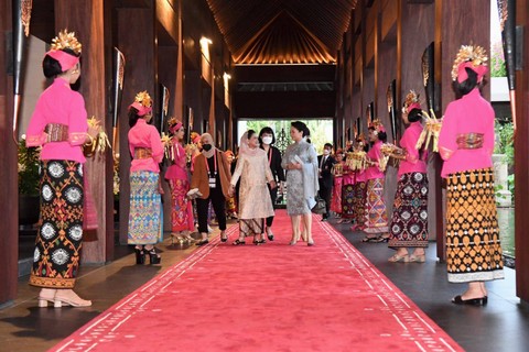 Kala Iriana Jokowi Bertemu Madam Peng dan Saling Bertukar Alat Musik Tradisional (1)