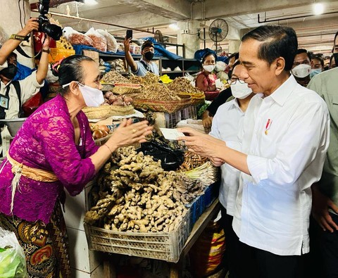 Jokowi blusukan ke Pasar Badung Bali. Foto: Laily Rachev/Biro Pers Sekretariat Presiden