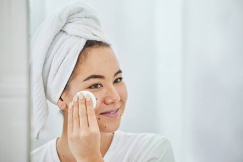 Perbedaan Face Tonic dan Toner, dari Tekstur hingga Manfaatnya (1)