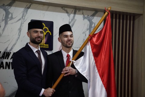 Jordi Amat dan Sandy Walsh memegang bendera merah putih usai melakukan sumpah dan janji setia pewarganegaraan di Kanwil Kemenkumham, Jakarta, Kamis (17/11/2022). Foto: Jamal Ramadhan/kumparan