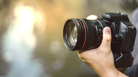 Ilustrasi baterai grip pada kamera.  Foto: Shutterstock