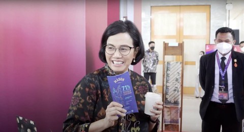 Menteri Keuangan Sri Mulyani melihat produk UMKM binaan LPEI, Mason Chocolate. Foto: Dok. LPEI