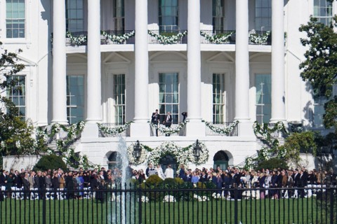 Cucu Joe Biden Menikah, Anggun Pakai Gaun Renda dari Ralph Lauren
