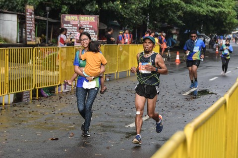 Foto: Keseruan Jabar International Marathon di Pantai Pangandaran