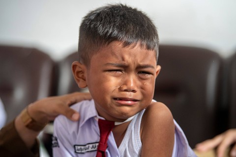 Siswa mengikuti vaksinasi difteri dan tetanus saat kegiatan Bulan Imunisasi Anak Sekolah (BIAS) di SD Negeri 21 Palembang, Sumater... </div>
<div class=