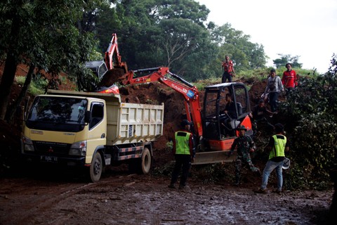 Foto: Pembersihan Material Longsor Akibat Gempa di Cianjur