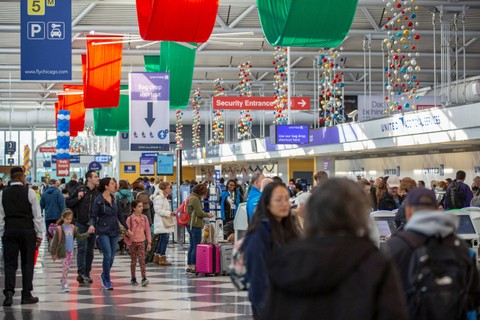 Wisatawan berjalan melalui Terminal 1 menjelang liburan Thanksgiving di Bandara Internasional O'Hare di Chicago, Illinois, A... </div>
<div class=