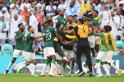 Selebrasi pemain Timnas Arab Saudi usai menceak gol ke gawang Timnas Argentina pada pertandingan Grup C Piala Dunia 2022 Qatar di Stadion Lusail, Lusail, Qatar.   Foto: Carl Recine/REUTERS