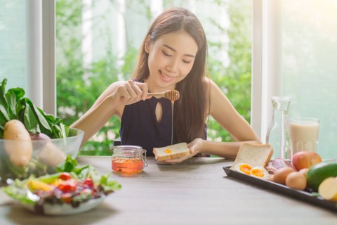 Ilustrasi ibu menyusui makan madu. Foto: DW2630/Shutterstock