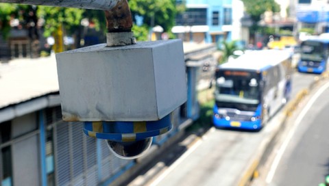 Kamera CCTV terpasang di Jembatan Penyeberangan Orang (JPO) Halte TransJakarta, di kawasan Jakarta, Rabu (24/11/2022). Foto: Iqbal Firdaus/kumparan