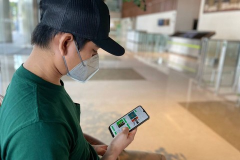 Ilustrasi generasi muda muslim membaca buku digital lewat aplikasi KESAN. Foto: Dok. Istimewa