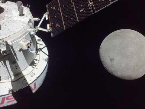 Foto selfie wahana Artemis setelah melakukan flyby pada Senin (21/11). Foto: Dok. NASA