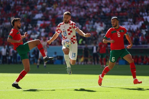 Pemain Timnas Kroasia Nikola Vlasic berusaha melewati pemain Timnas Maroko Noussair Mazraoui pada pertandingan Grup F Piala Dunia 2022 Qatar di Stadion Al Bayt, Al Khor, Qatar.  Foto: Pedro Nunes/REUTERS