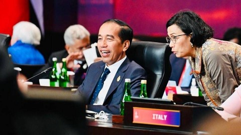 Menteri Keuangan Sri Mulyani Indrawati berbincang dengan Presiden Jokowi di acara KTT G20. Foto: Instagram/@smindrawati