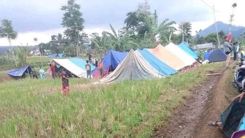 Tenda Pengungsi di Cianjur Tersapu Angin saat Helikopter Lempar Bantuan