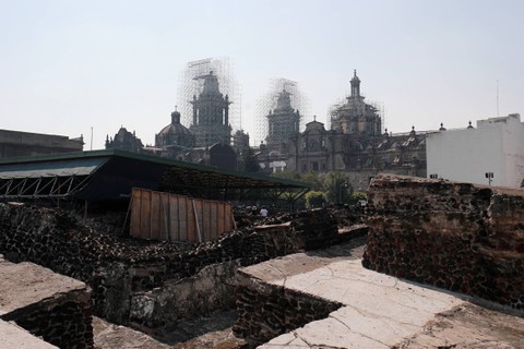 Templo Mayor di mana beberapa persembahan ritual baru-baru ini ditemukan tak jauh dari tangga Templo Mayor, kuil paling suci di kerajaan Aztec, di Mexico City, Meksiko 15 November 2022. Foto: Henry Romero/REUTERS