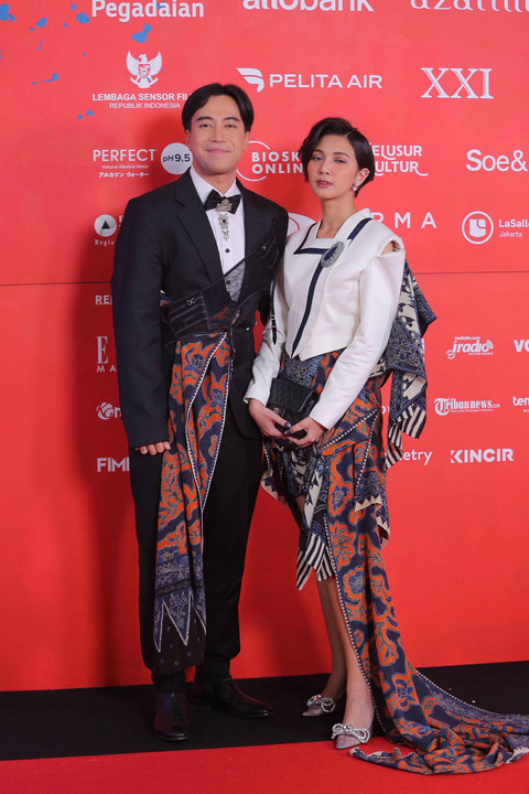 Pasangan artis Vidi Aldiano dan Sheila Dara saat hadir di acara Festival Film Indonesia 2022 di JCC, Jakarta, Selasa, (22/11/2022). Foto: Regina Kunthi Rosary/kumparan