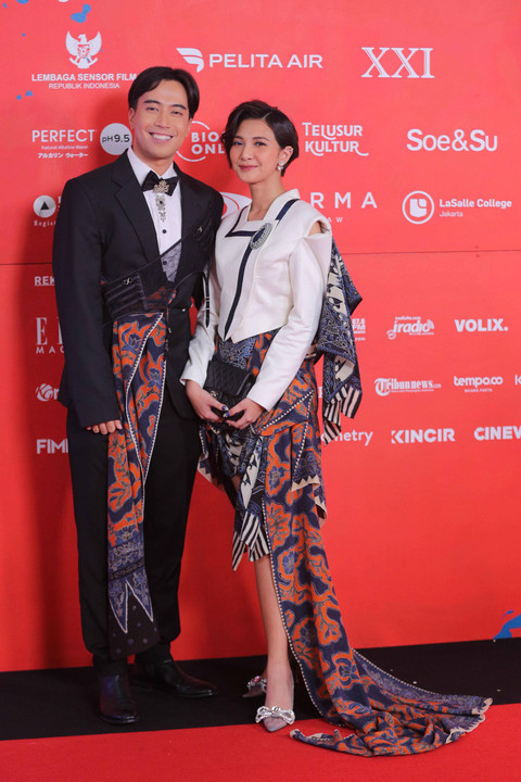 Pasangan artis Vidi Aldiano dan Sheila Dara saat hadir di acara Festival Film Indonesia 2022 di JCC, Jakarta, Selasa, (22/11/2022). Foto: Regina Kunthi Rosary/kumparan