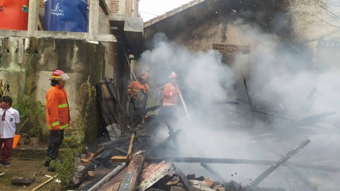 Satu Rumah di Kecamatan Kedaton, Bandar Lampung, Hangus Terbakar (1)