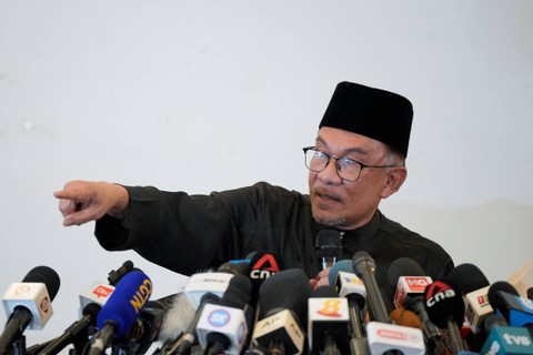 Perdana Menteri Malaysia yang baru diangkat Anwar Ibrahim bereaksi saat menyampaikan pidatonya dalam sebuah pertemuan di Kuala Lumpur, Malaysia, Kamis (24/11/2022). Foto: Vincent Thian/POOL/AFP