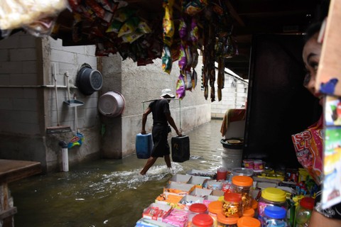 Warga mengangkut air saat banjir rob melanda kawasan pemukiman Muara Angke, Penjaringan, Jakarta Utara. Jumat (25/11/2022). Foto: Indrianto Eko Suwarso/ANTARA FOTO