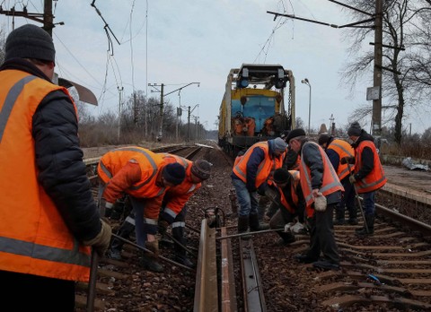 Foto: Perbaikan Jalur Kereta di Kharkiv, Ukraina