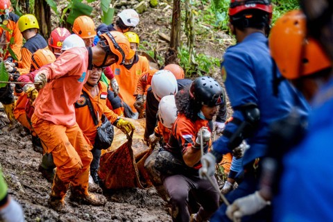 Foto: Evakuasi Korban Longsor Akibat Gempa di Kampung Cijedil, Cianjur