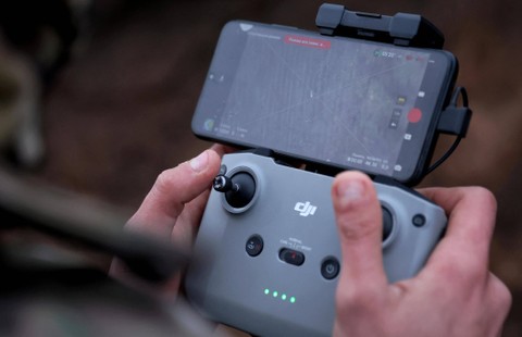 Prajurit "Ghost" dari Brigade Infanteri Bermotor Independen ke-58 Angkatan Darat Ukraina menerbangkan drone di kawasan Bakhmut, Ukraina, Jumat (25/11/2022). Foto: Leah Millis/Reuters