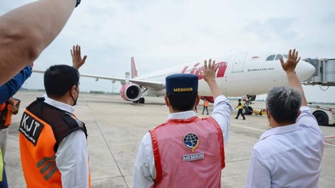 Menhub Tinjau Penerbangan 375 Jemaah Umrah dari Bandara Kertajati (2)