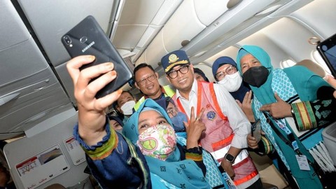 Menhub Tinjau Penerbangan 375 Jemaah Umrah dari Bandara Kertajati (1)