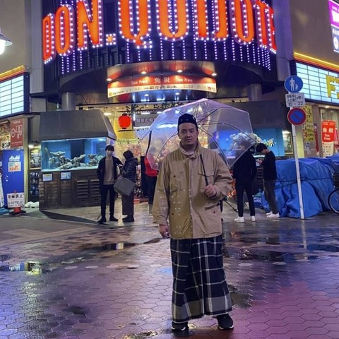 Jalan-jalan di Shibuya Jepang, Warga Kobar Ini Kenakan Baju Talok Belanga (1)