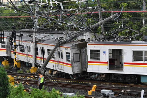Foto: Kondisi KRL Commuter Line yang Anjlok di Kampung Bandan Jakarta
