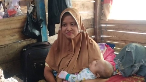 Korban Gempa Cianjur Mengungsi di Kandang Kambing, Bawa Bayi Usia 3 Bulan (1)