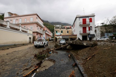 Foto: Tanah Longsor Melanda Pulau Ischia, Italia