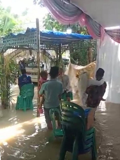 Viral, Pesta Pernikahan di Bojonegoro Berlangsung di Tengah Banjir
