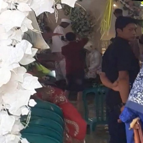 Viral, Pesta Pernikahan di Bojonegoro Berlangsung di Tengah Banjir (1)