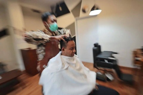 Tak Cuma Ganjar, Giliran Anies Baswedan Bagikan Momen Cukur Rambut (1)